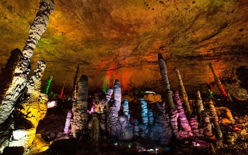 Yellow Dragong Cave in Zhangjiajie.jpg