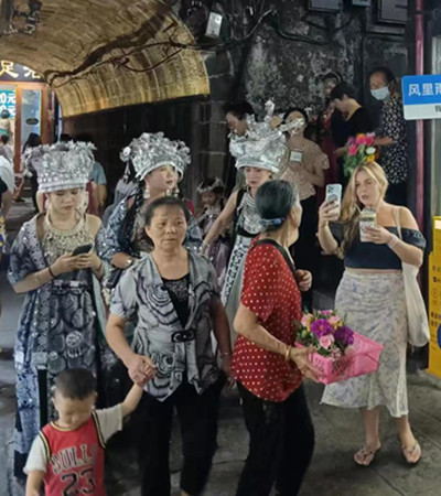 Girls with silver jewly in Fenghuang Town_副本.jpg