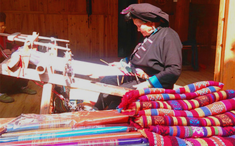 Huangluo Village Women is waving.jpg