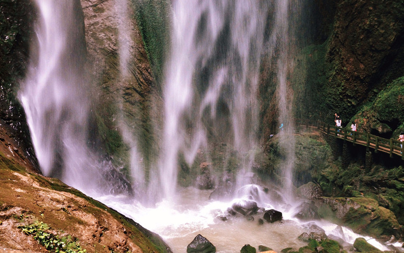 Longshuixia Fissure Gorge in Wulong 2.jpg