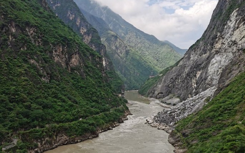 Tiger Leaping Gorge hiking.jpg