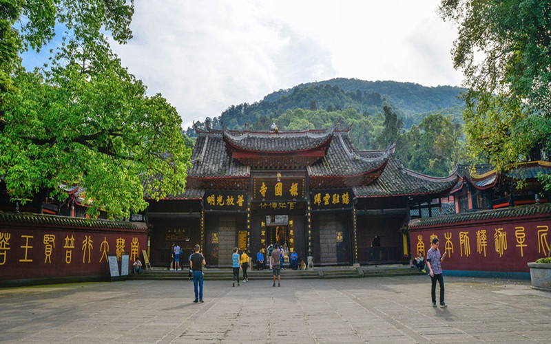 Baoguo Temple in Emei Mountain