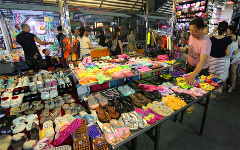 Buy commodities at Shanghai Night-markets